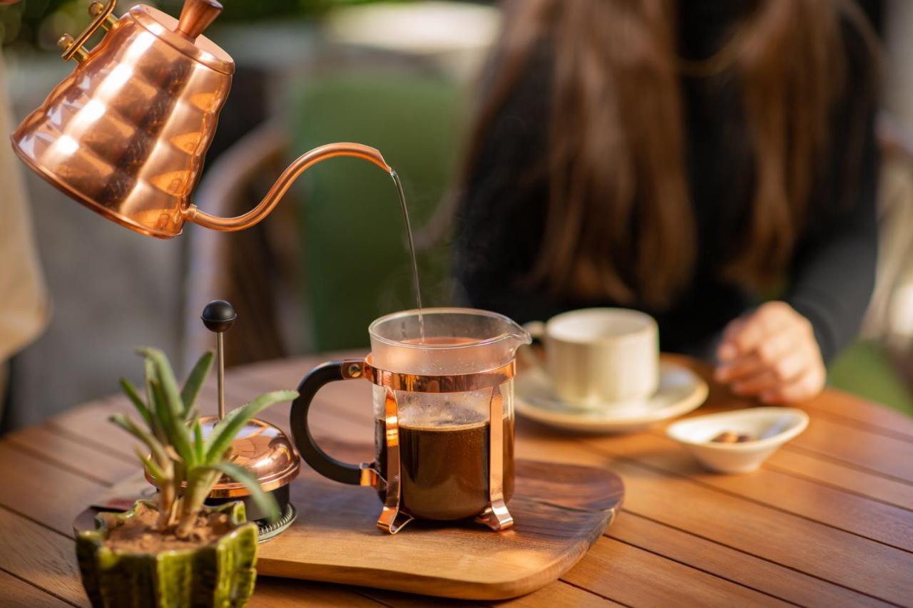 Hotel Jadali & Spa Marakéš Exteriér fotografie A copper kettle and a glass cup